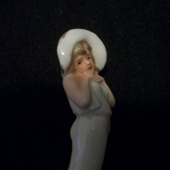 DARLING MADE IN JAPAN SM EDWARDIAN GIRL FIGURINE - Picture 4 of 4
